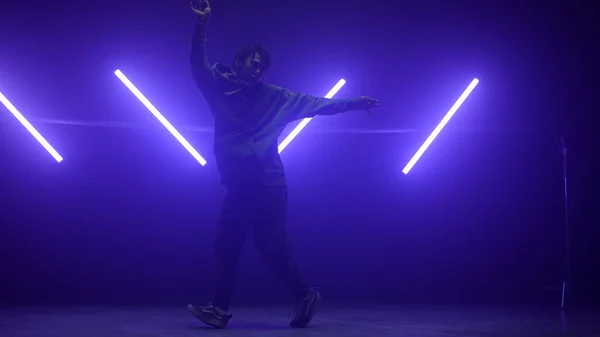 Danseuse jouant dans une boîte de nuit hip hop. Silhouette b-boy faire des mouvements agiles. — Photo