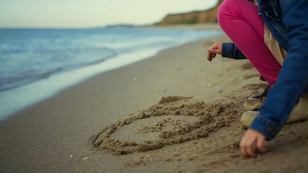 Manos de niño dibujando playa de arena en vacaciones de mar. Niña jugar en la naturaleza fuera —  Fotos de Stock