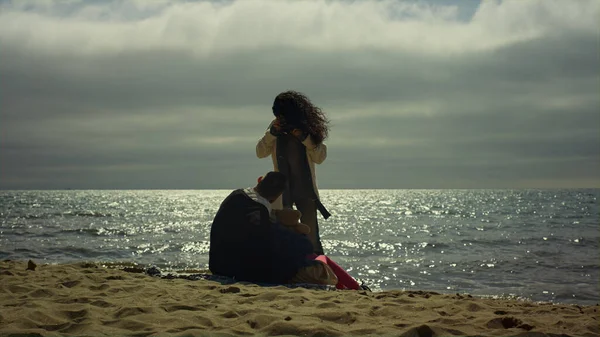 Neşeli aile deniz tatilinde iyi eğlenceler. Dışarıda fotoğraf çeken mutlu insanlar.