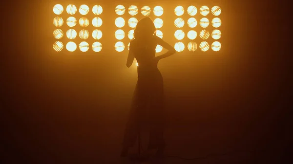 Cantante bailarina cantando en un club nocturno. Mujer sexy cantando en el escenario. —  Fotos de Stock