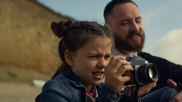 Μικρό παιδί κρατώντας κάμερα κάνοντας εικόνες από θάλασσα παραλία τοπίο οικογενειακό ταξίδι. — Φωτογραφία Αρχείου