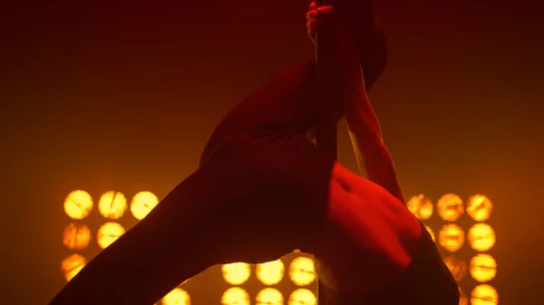 Dançarino de pólo sedutor que executa dança erótica no clube. Menina girando no pilão. — Fotografia de Stock