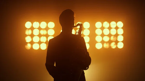 Um saxofonista desconhecido a fazer jazz no palco. Homem músico tocando saxofone. — Fotografia de Stock