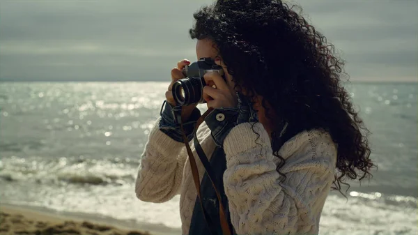 Mulher hispânica a tirar fotografias à beira-mar. Bonita senhora fotografar natureza. — Fotografia de Stock