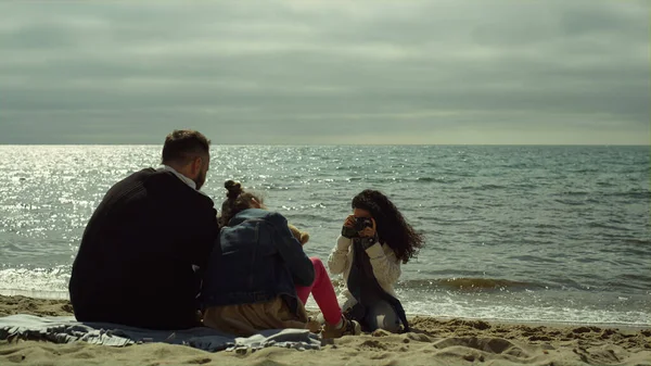 Rodzina cieszyć się zdjęcia plaży na wakacjach. Ludzie pozujący kamerą na wybrzeżu fal morskich. — Zdjęcie stockowe