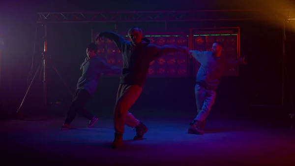 Крутые парни танцуют хип-хоп на мигающих подсветках. Танцоры выступают на сцене. — стоковое фото