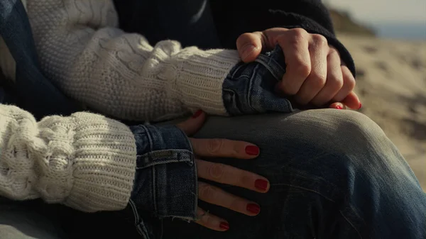 Twee mensen houden elkaars hand vast aan een romantische stranddate. Paar ontspannen op weekendvakantie — Stockfoto