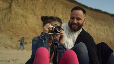 Deniz kenarındaki sahil gezisinde fotoğraf çeken güzel bir çocuk..