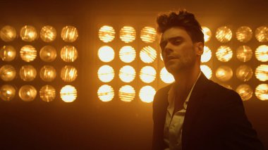 Seksi manken saç kesimi gece kulübüne yaklaşıyor. Stüdyoda poz veren sakallı adam..