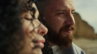 Rüya gibi çift yüzü plaj manzarasının keyfini çıkarıyor. Doğaya bakan etnik insanlar.