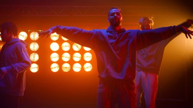 Havalı break dansçılar gece kulübünde hiphop gösterisi yapıyor. Çocuklar break dans yapıyor..