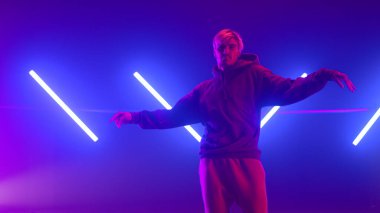 Adam kulüpte vücut dalgası yapan hiphop dansı yaptırıyor. Serbest stil yapan adam..