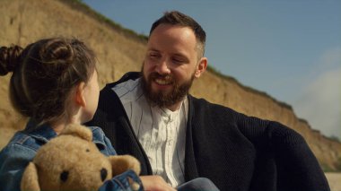 Mutlu baba çocuğu sahilde gülümsüyor. Güzel aile dışarıda birlikte rahatlar..