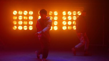 Yetenekli hiphoplar yetenek yarışmasında savaşıyorlar. Takım break dansın tadını çıkarıyor.