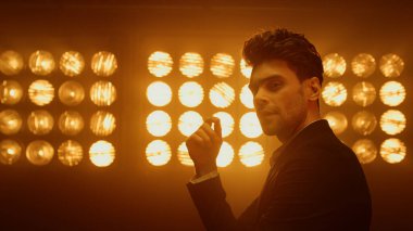 Seksi erkek manken kostümü. Gece kulübü ışıklarında güven içinde poz veriyor.. 