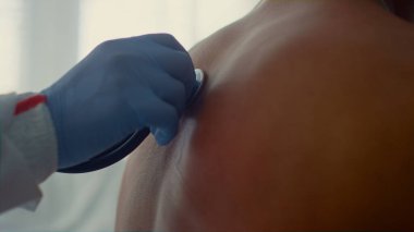 Hekim, koğuştaki hastayı yakından dinliyor. Sağlık kontrol enfeksiyon ünitesi