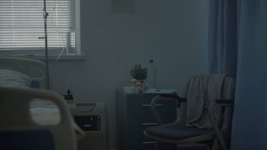 Hastane tiyatrosunda boş acil servis yatakları. Modern tıbbi ekipman iç mimarisi