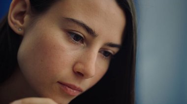 Anne, çocuğun elini tutuyor ve yakın plan çekimde oturuyor. Koşulsuz ebeveyn sevgisi.