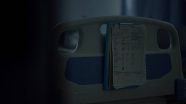 Boş koğuştaki hastada klinik yatağı. Çağdaş sağlık hizmeti.