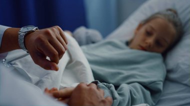 Doktor elle nabzını kontrol ediyor. Hastanede tıbbi muayene..