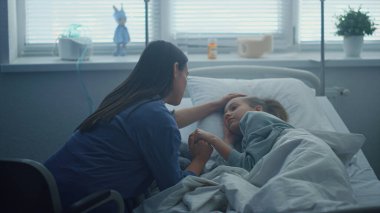 İyileşen çocuk, anne çocuk hastanesinin yanında yatıyor.. 