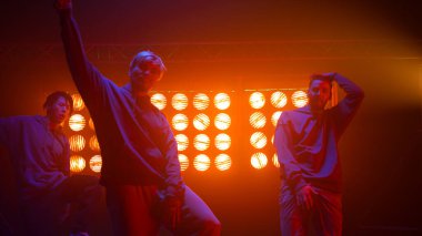 Dansçılar yetenek yarışmasında hiphop dansı yapıyorlar. Serbest dans eden kendine güvenen adamlar.