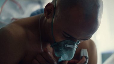 Hasta koğuşta oksijen soluyor. Hastanede sağlık muayenesi.