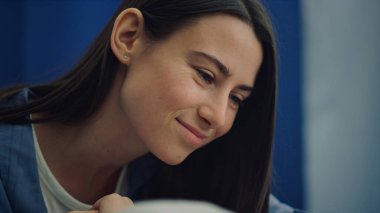 Endişeli anne çocuğu yatakta yatarken rahat ettirir. Destekleyici aile ilişkileri.