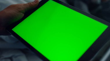 Klinikte kapalı çekimde erkek eller tablet bilgisayar kullanıyor. Krom anahtar aygıt ekranı
