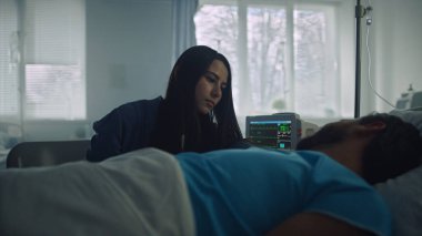 Hastane ziyaretçisi boş odada hastayla konuşuyor. Modern klinik koğuşu..