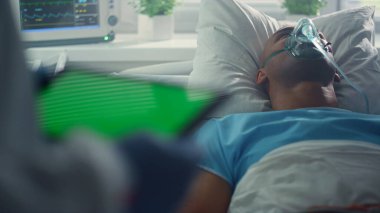 Hastanenin yakınında krom anahtar tableti tutan bir tıp çalışanı..