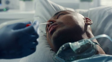 Yakın çekim için burun temizleme çubuğu. Bilinmeyen doktor elleri tıbbi örnek alıyor..