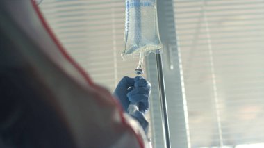 Hemşire solüsyonu klinik koğuşuna yakın çekim. Sağlık çalışanı terapi hazırlıyor.