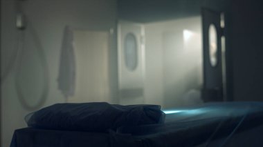 Kapıları açık olan boş bir hastane acil servisi. Tıbbi koğuşta terk edilmiş yatak..