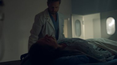 Doktorlar hasta ameliyathanesini ameliyata alıyorlar. Hastane yoğun bakım ünitesi..