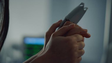 Hasta koğuşta el ele tutuşan bir kadın. Hastanenin kalp atışı bilgisayar ekranı.