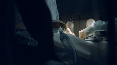 Tıbbi ekip ameliyat için steril cerrahi aletleri kullanıyor..