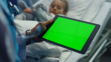 Hastane koğuşunda krom anahtar tablet bilgisayar cihazını tutan doktor eli kapalı.. 