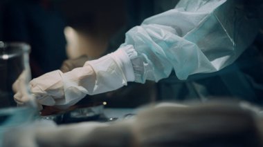 Hemşire karanlık acil serviste steril aletleri hazırlıyor.. 