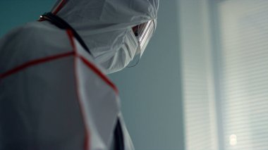 Portre doktoru elinde tablet bilgisayarla hastane koğuşunda.