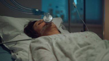Oksijen maskeli hasta hastane yatağında yoğun bakımda yatıyor.. 