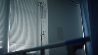 Boş hastane yastığı kapanışı. Tıbbi damlalar koğuşta baş aşağı duruyor..