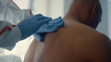 Yakından bir doktor elle muayene ediyor. Bilinmeyen doktor zatürree kontrolü.