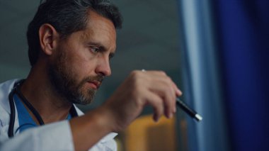 Doktor portrede fener kullanıyor. Ciddi bir sağlık uzmanı iş başında.