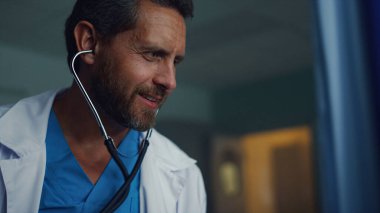 Steteskopu koğuşta tutan bir portre terapisti. Hastanede tıbbi muayene. 