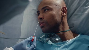 Hastanenin acil durum biriminde hasta, kovid19 için test yaptırıyor..