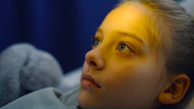 Hastane biriminde yakın kız muayenesi. Koğuştaki küçük hasta üzgün..