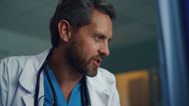 Portre doktoru klinik koğuşundaki hastayı ziyaret ediyor. İş yerinde dost canlısı terapist..