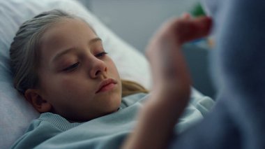 Portre, çocuk hastanesi koğuşunda pelüş oyuncaklarla oynuyor. Çocuk ünitesi hastası. 