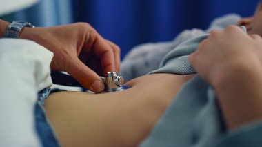 Doktor elleri steteskop kullanıyor. Çocuk pediatri kliniğinde acil serviste..